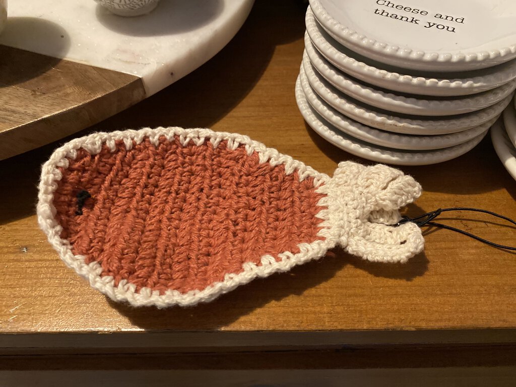 CROCHETED FISH SHAPED DISH SCRUBBER