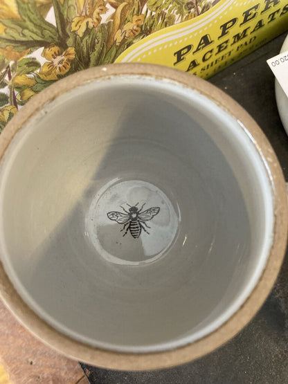 MUG WITH BEE IMAGE INSIDE