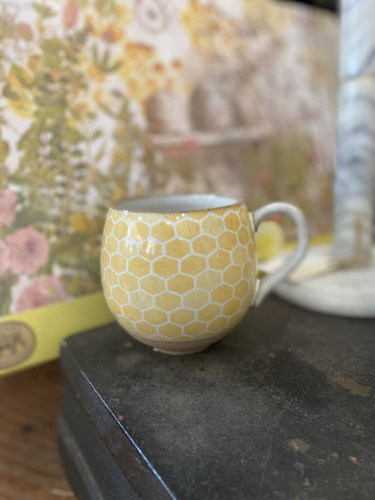 MUG WITH BEE IMAGE INSIDE