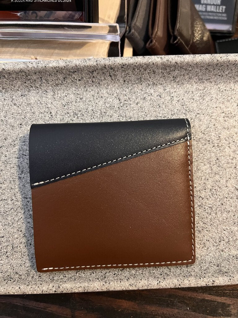 Eli Vertical Wallet