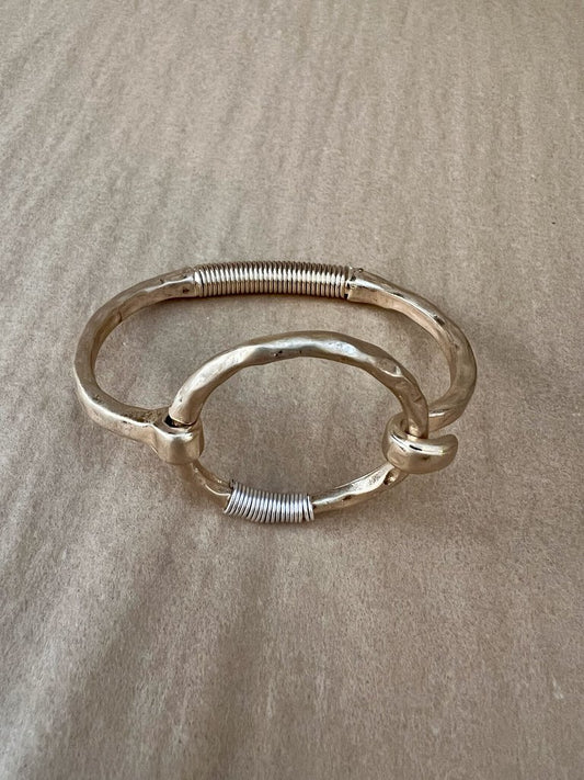 GOLD CIRCLE LATCH BRACELET