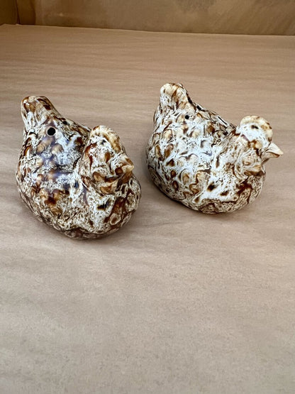 STONEWARE CHICKEN SALT & PEPPER SHAKER SET