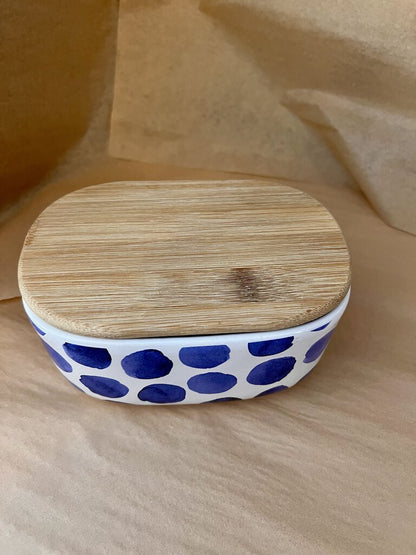 CERAMIC SERVING DISH WITH WOODEN LID