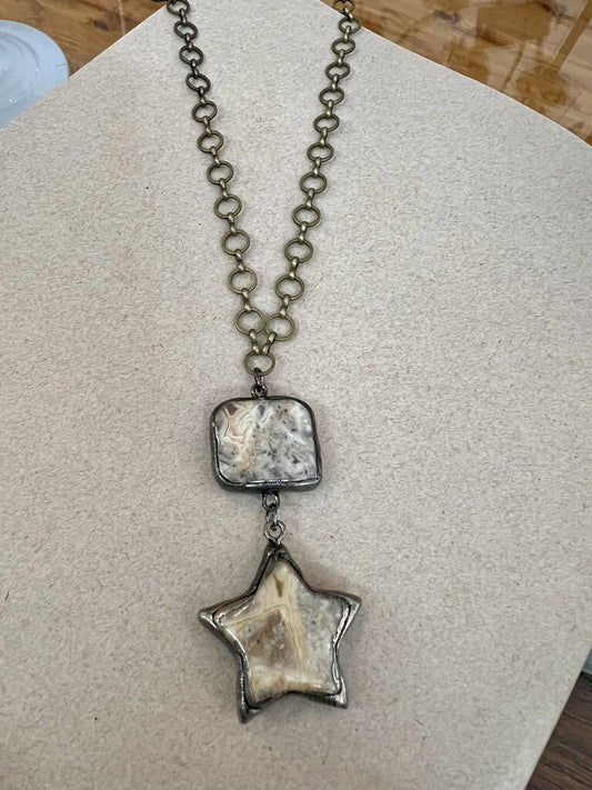 STONE STAR PENDENT NECKLACE