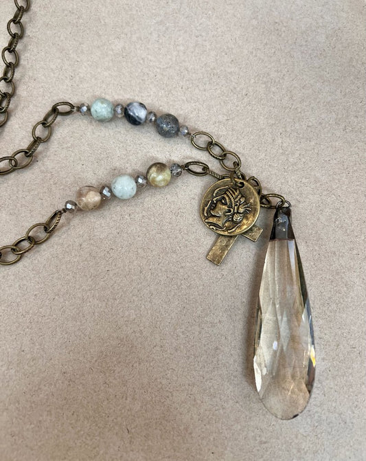 STONE AND CRYSTAL PENDENT NECKLACE